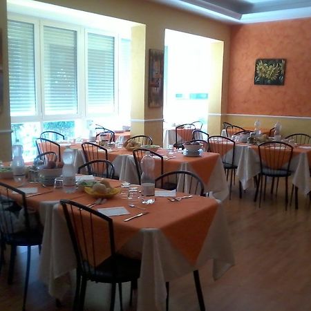 Hotel Oria Римини Екстериор снимка