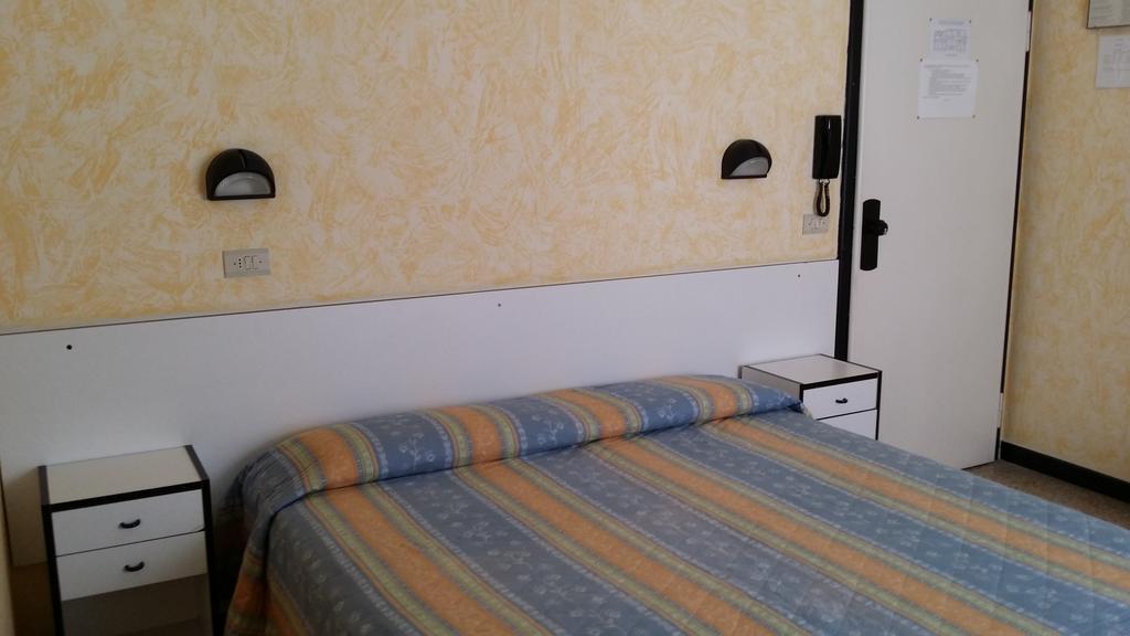 Hotel Oria Римини Стая снимка