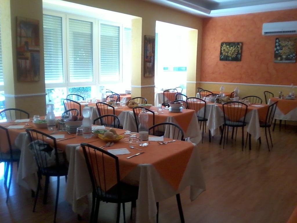 Hotel Oria Римини Екстериор снимка